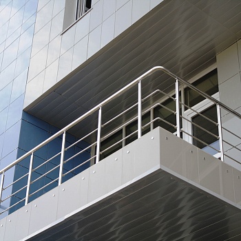 ограждение балкона из нержавеющей стали. Детали конструкций