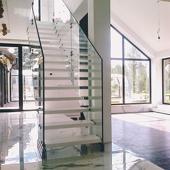стеклянная лестница с мраморными ступенями. Детали конструкций
