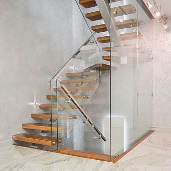 лестница из стекла, дерева и металла. Детали конструкций
