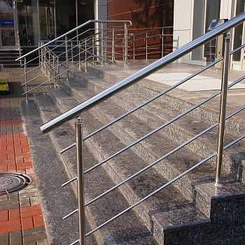 ограждение лестницы из нержавеющей стали. Детали конструкций