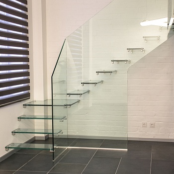 стеклянная лестница со стеклянными ступенями. Детали конструкций