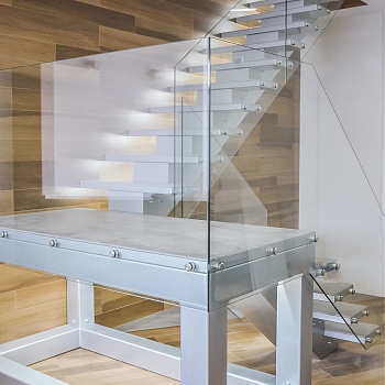 лестница из стекла и металла с LED подсветкой