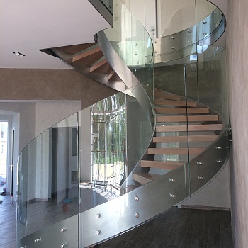 Винтовая лестница со стеклянным ограждение на Рублевке